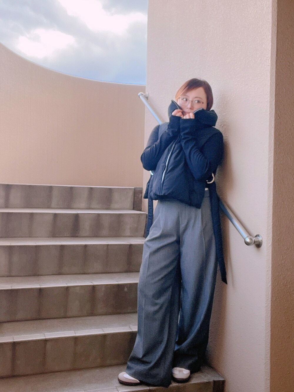 「オトナカジュアル、ベスト、パンツスタイル、スニーカー、低身長、アラフィフ、メガネ女子、おしゃれさんと繋がりたい」｜「terraceのマイクロ300Tショート丈ファイバーダウンベスト（ベスト、ブラック系）」を使った、akocoa♩¨̮·͜· ︎︎ ︎︎さん（レディース・153cm）の冬コーディネートの3枚目の写真