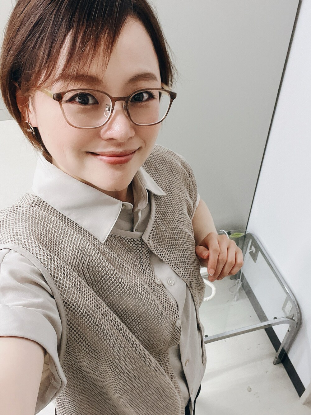 ベージュ系のシャツ/ブラウス、ベージュ系のトップス、ブラック系のパンツを着用したレディースの夏コーディネートの2枚目の写真