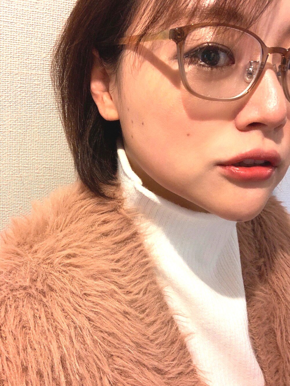 ホワイト系のニット/セーター、ブルー系のスラックス、ブラウン系のカーディガン/ボレロを着用したレディースの冬コーディネートの3枚目の写真