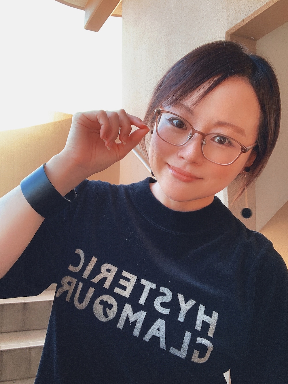 「デニム、ベロア、スニーカー、コンバース、低身長、アラフィフ、メガネ女子、おしゃれさんと繋がりたい、秋服まるっと大公開、スウィーツ同盟会、お出かけコーデ、シンプルコーデ」|「HYSTERIC GLAMOURのアイテム(Tシャツ/カットソー、ブラック系)」を使った、akocoa♩¨̮·͜· ︎︎ ︎︎さん(レディース・153cm)の秋コーディネートの2枚目の写真