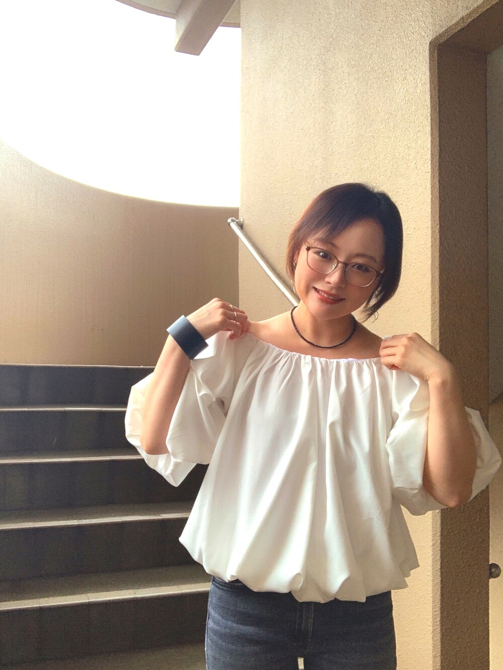 ホワイト系のシャツ/ブラウス、グレー系のデニムパンツ、ホワイト系のサンダルを着用したレディースの夏コーディネートの2枚目の写真