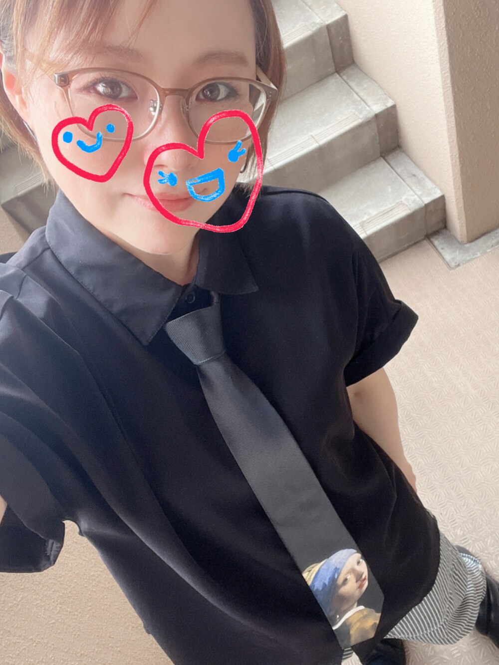 ブルー系のその他パンツ、ブラック系のシャツ/ブラウス、ブラック系のネクタイを着用したレディースの夏コーディネートの2枚目の写真