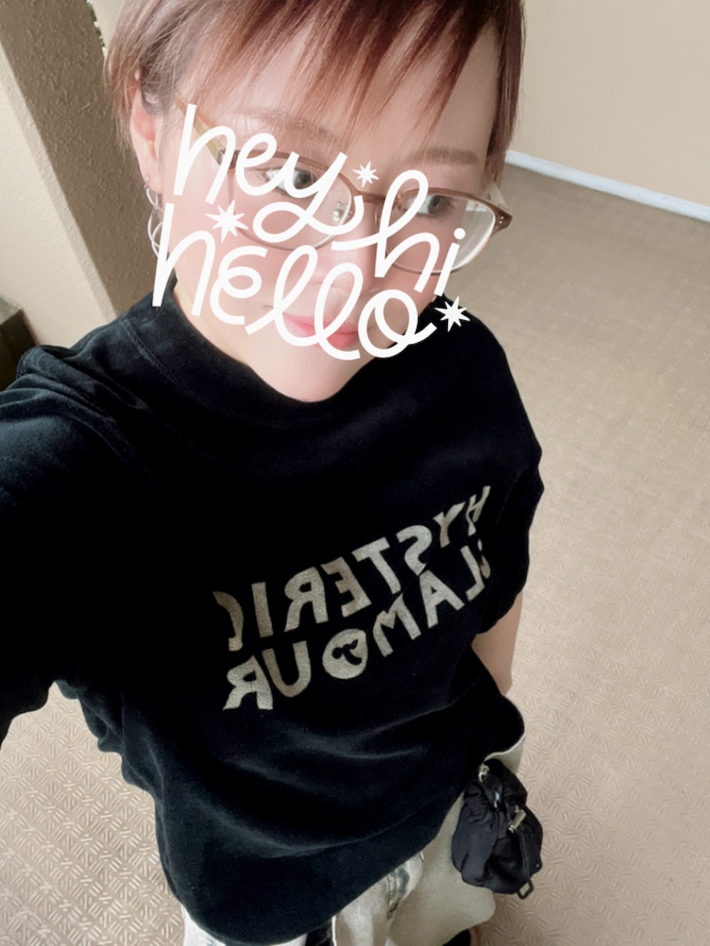 ブラック系のショルダーバッグ、ブラック系のデニムパンツ、ブラック系のTシャツ/カットソーを着用したレディースの秋コーディネートの2枚目の写真