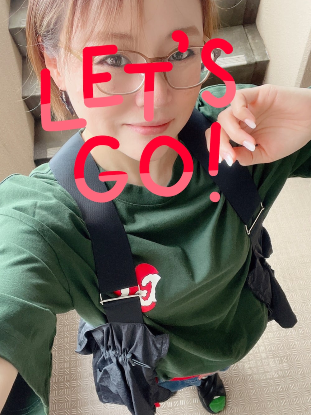 ブラック系のベスト、ブルー系のデニムパンツ、グリーン系のTシャツ/カットソーを着用したレディースの夏コーディネートの2枚目の写真