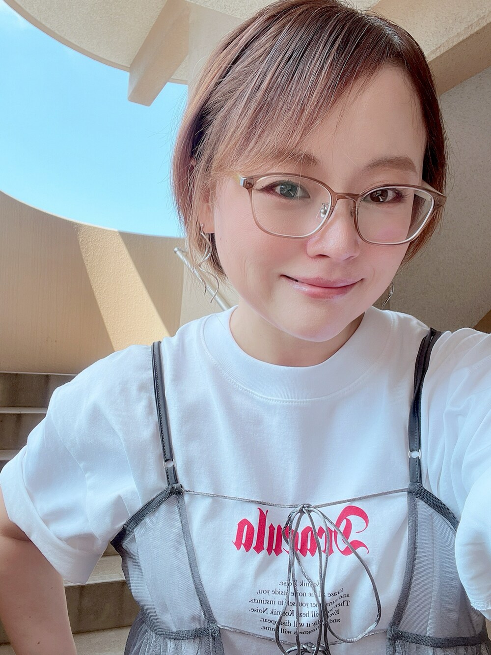 ホワイト系のTシャツ/カットソー、グレー系のワンピース、ブルー系のデニムパンツを着用したレディースの夏コーディネートの2枚目の写真