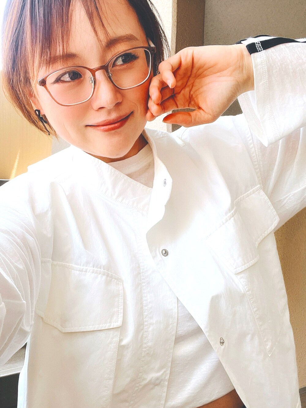 ホワイト系のベスト、ホワイト系のTシャツ/カットソー、ホワイト系のキャミソールを着用したレディースの春コーディネートの2枚目の写真