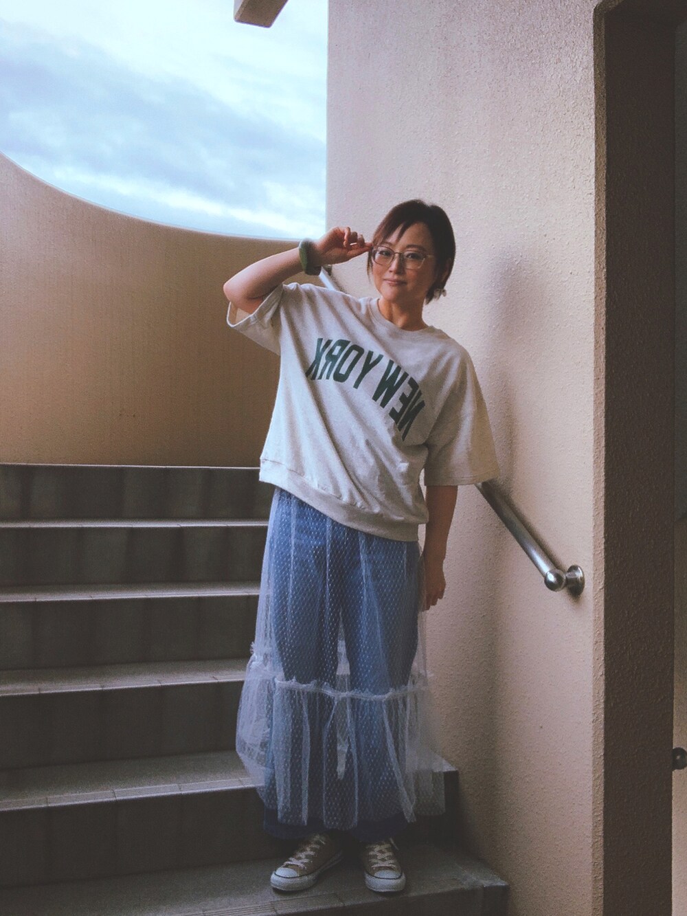 「休日スタイル、デニム、チュールスカート、コンバース、スニーカー、低身長、アラフィフ、メガネ女子、おしゃれさんと繋がりたい、スウィーツ同盟会」|「coca(coca)のロゴスウェットTシャツ(Tシャツ/カットソー、ベージュ系)」を使った、akocoa♩¨̮·͜· ︎︎ ︎︎さん(レディース・153cm)の秋コーディネートの3枚目の写真