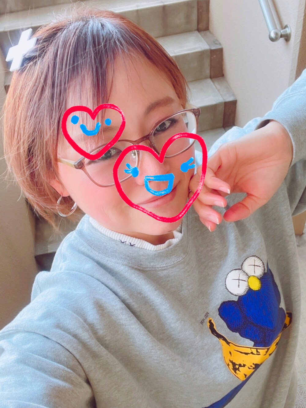 「スウェット、デニム、スニーカー、コンバース、低身長、アラフィフ、メガネ女子、おしゃれさんと繋がりたい」｜「UNIQLOのKAWS + ウォーホール スウェットシャツ（スウェット、グレー系）」を使った、akocoa♩¨̮·͜· ︎︎ ︎︎さん（レディース・153cm）の春コーディネートの2枚目の写真