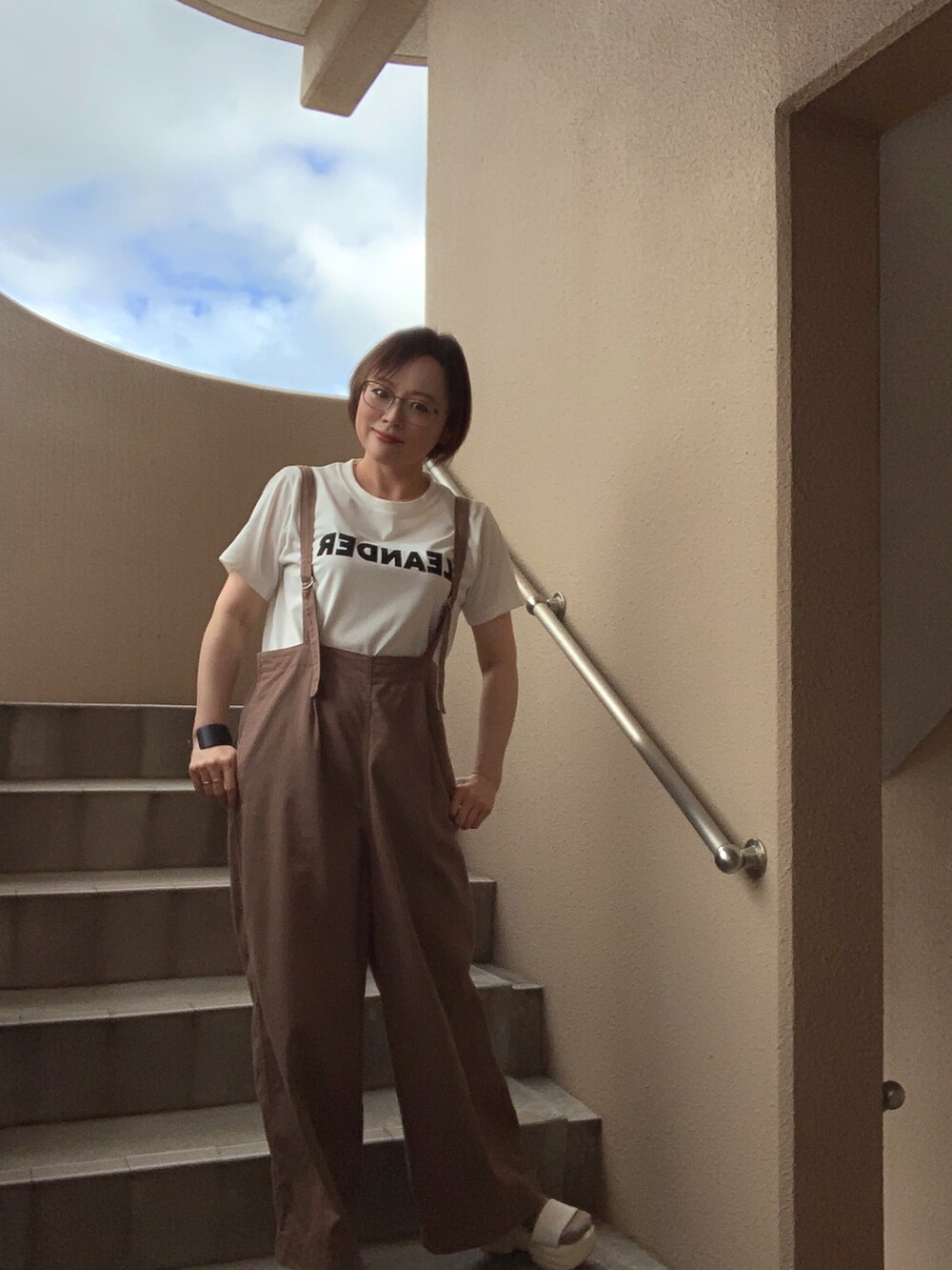 ホワイト系のTシャツ/カットソー、ホワイト系のサンダル、ブラウン系のその他パンツを着用したレディースの夏コーディネートの2枚目の写真