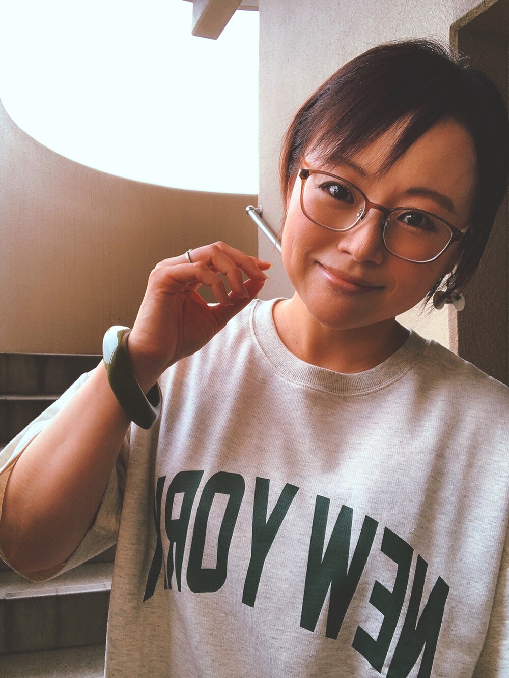 「休日スタイル、デニム、チュールスカート、コンバース、スニーカー、低身長、アラフィフ、メガネ女子、おしゃれさんと繋がりたい、スウィーツ同盟会」|「coca(coca)のロゴスウェットTシャツ(Tシャツ/カットソー、ベージュ系)」を使った、akocoa♩¨̮·͜· ︎︎ ︎︎さん(レディース・153cm)の秋コーディネートの2枚目の写真