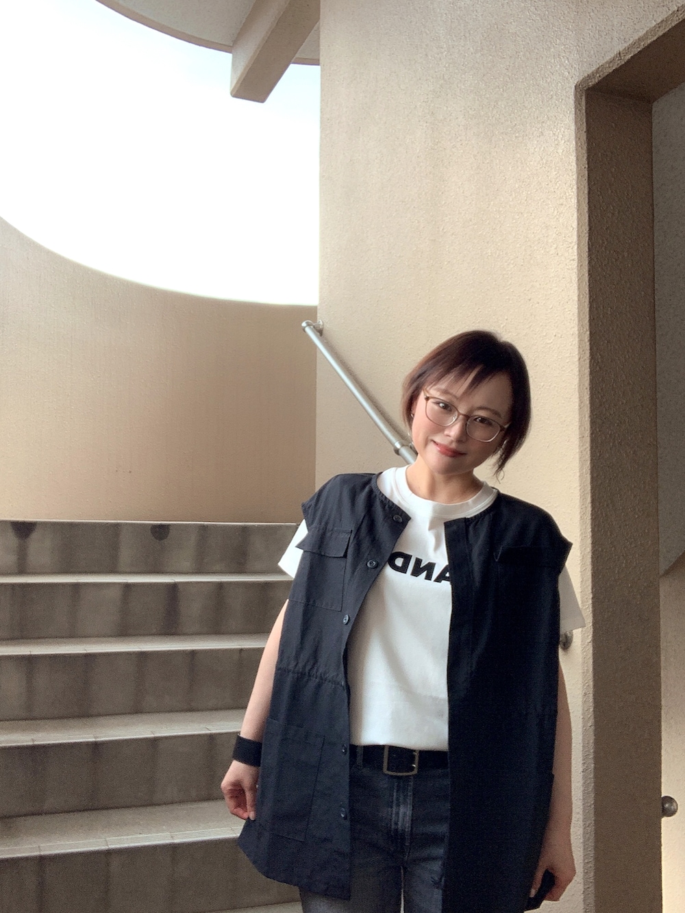 「モノトーン、Tシャツ、デニム、厚底サンダル、低身長、アラフィフ、メガネ女子、おしゃれさんと繋がりたい、夏コーデ、みんなの白Tフェス、スウィーツ同盟会」｜「Re:EDITの[新色追加][2023 SUMMER COLLECTION][接触冷感]フロッキーゴシックロゴTシャツ（Tシャツ/カットソー、ホワイト系）」を使った、akocoa♩¨̮·͜· ︎︎ ︎︎さん（レディース・153cm）の夏コーディネートの3枚目の写真