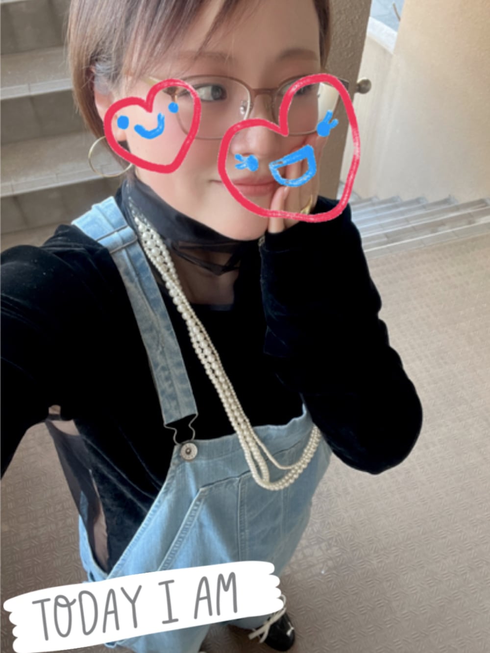 ブラック系のTシャツ/カットソー、その他のサロペット/オーバーオール、ブラック系のスニーカーを着用したレディースの冬コーディネートの2枚目の写真