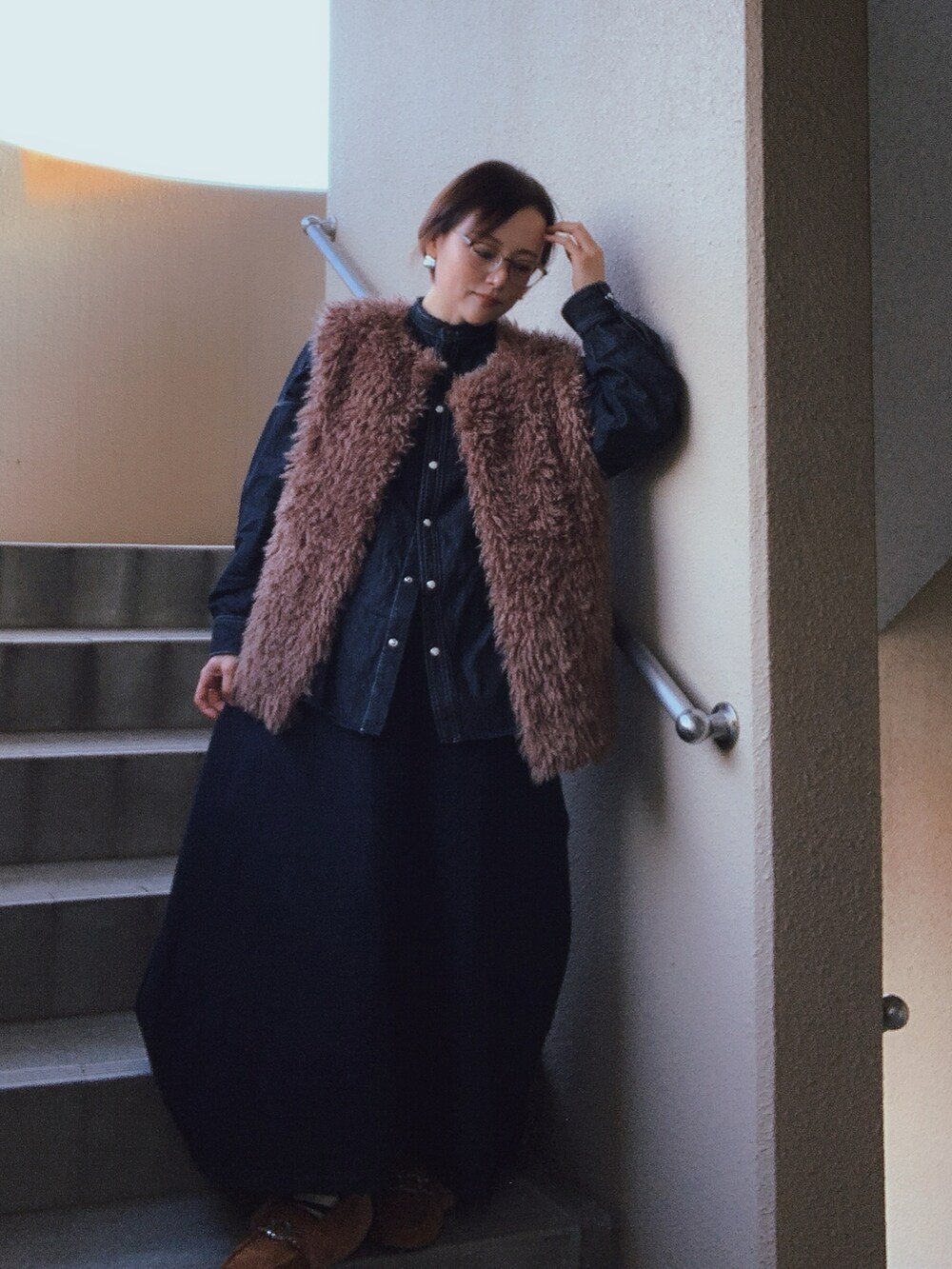 「ベスト、デニム、ロングスカート、休日スタイル、低身長、アラフィフ、メガネ女子、おしゃれさんと繋がりたい」|「hunchの【WEB限定/別注】デニムオーバーサイズシャツ(シャツ/ブラウス、ブラック系)」を使った、akocoa♩¨̮·͜· ︎︎ ︎︎さん(レディース・153cm)の春コーディネートの2枚目の写真