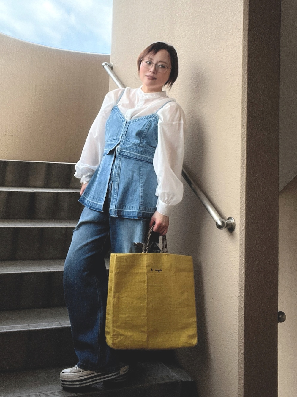 「休日スタイル、デニム、トートバッグ、スニーカー、低身長、アラフィフ、メガネ女子、おしゃれさんと繋がりたい、スウィーツ同盟会、ブラウス」|「moment+のスタンドカラーボリュームスリーブシアーシャツ(シャツ/ブラウス、ホワイト系)」を使った、akocoa♩¨̮·͜· ︎︎ ︎︎さん(レディース・153cm)の春コーディネートの2枚目の写真