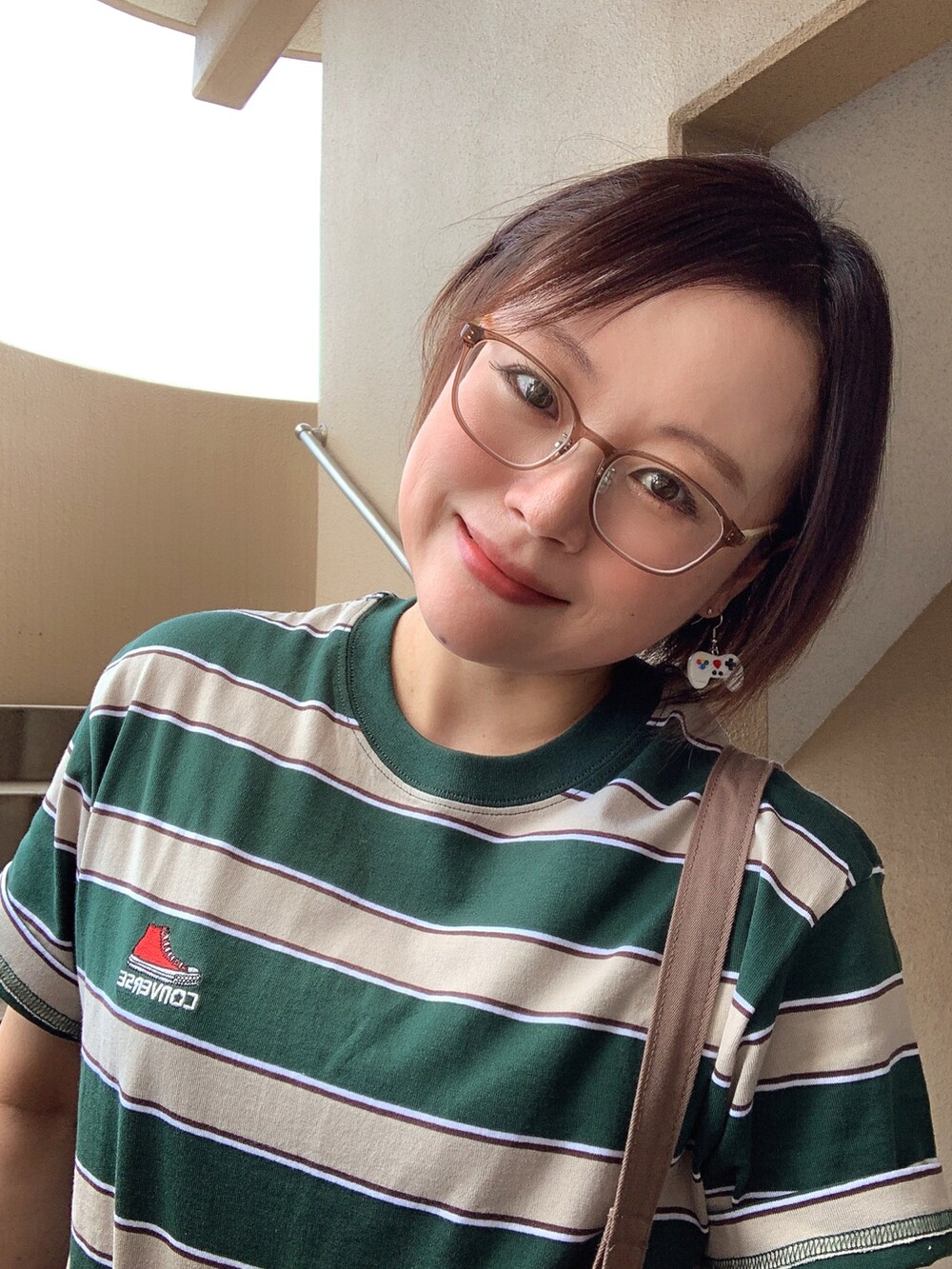 「サロペット、ボーダー、コンバース、低身長、アラフィフ、メガネ女子、おしゃれさんと繋がりたい、スウィーツ同盟会、秋服準備はじめました、ずり落ち族、カラー×コーデ」｜「CONVERSEの【CONVERSE】プリントＴシャツ（Tシャツ/カットソー、グリーン系）」を使った、akocoa♩¨̮·͜· ︎︎ ︎︎さん（レディース・153cm）の秋コーディネートの3枚目の写真