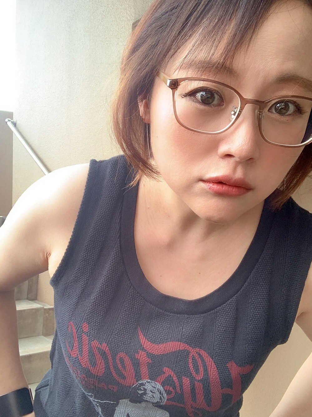 ブラック系のタンクトップ、ブルー系のデニムパンツ、ブラック系のサンダルを着用したレディースの夏コーディネートの2枚目の写真