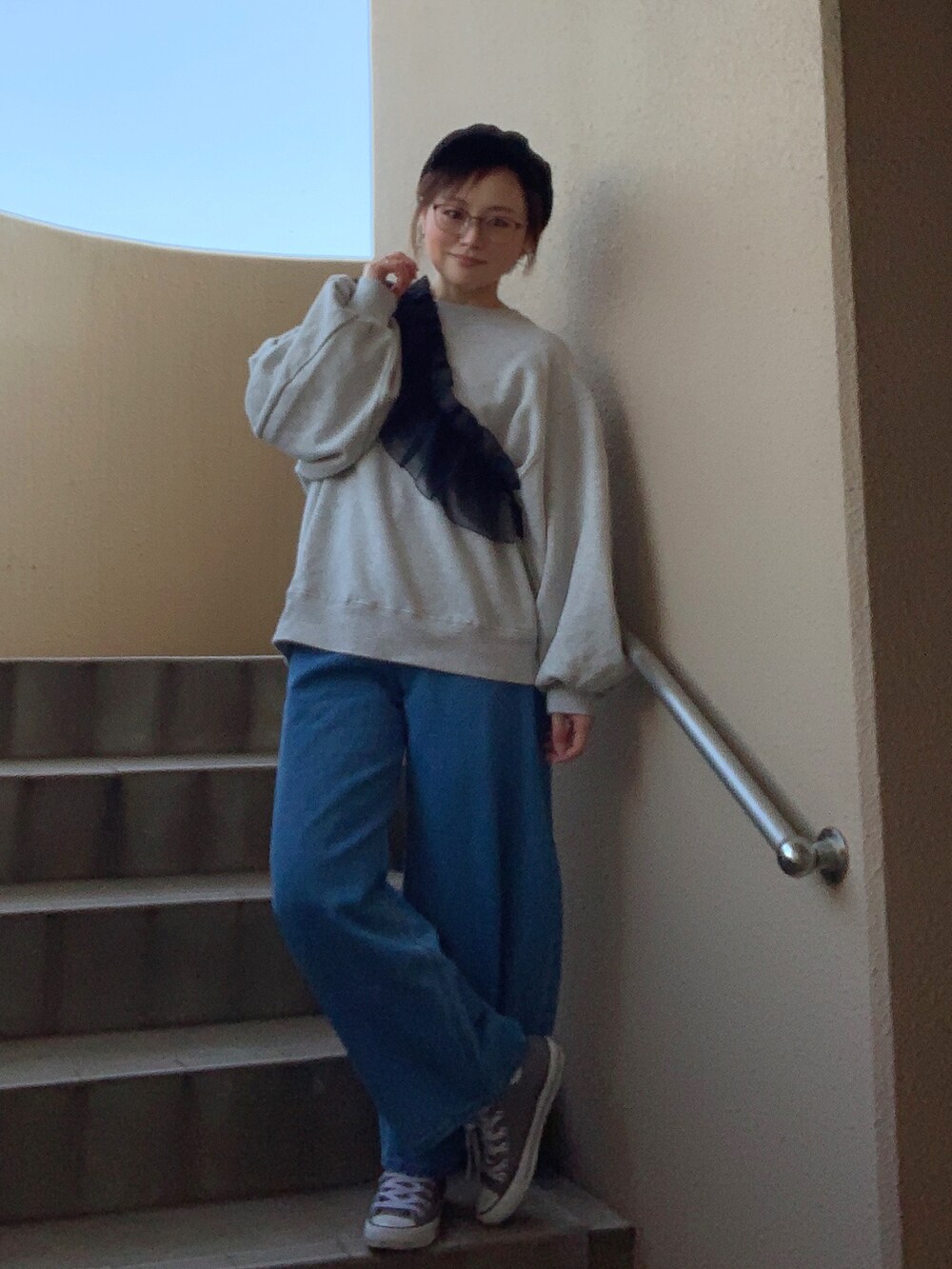 「デニム、スウェット、ストリート、春服みてみて、春のおしゃ見えテクニック、スニーカー、低身長、アラフィフ、メガネ女子、おしゃれさんと繋がりたい、春のNewスタイル」｜「Ungridの【WEB限定】スリーブボリュームスウェット（スウェット、グレー系）」を使った、akocoa♩¨̮·͜· ︎︎ ︎︎さん（レディース・153cm）の春コーディネートの2枚目の写真