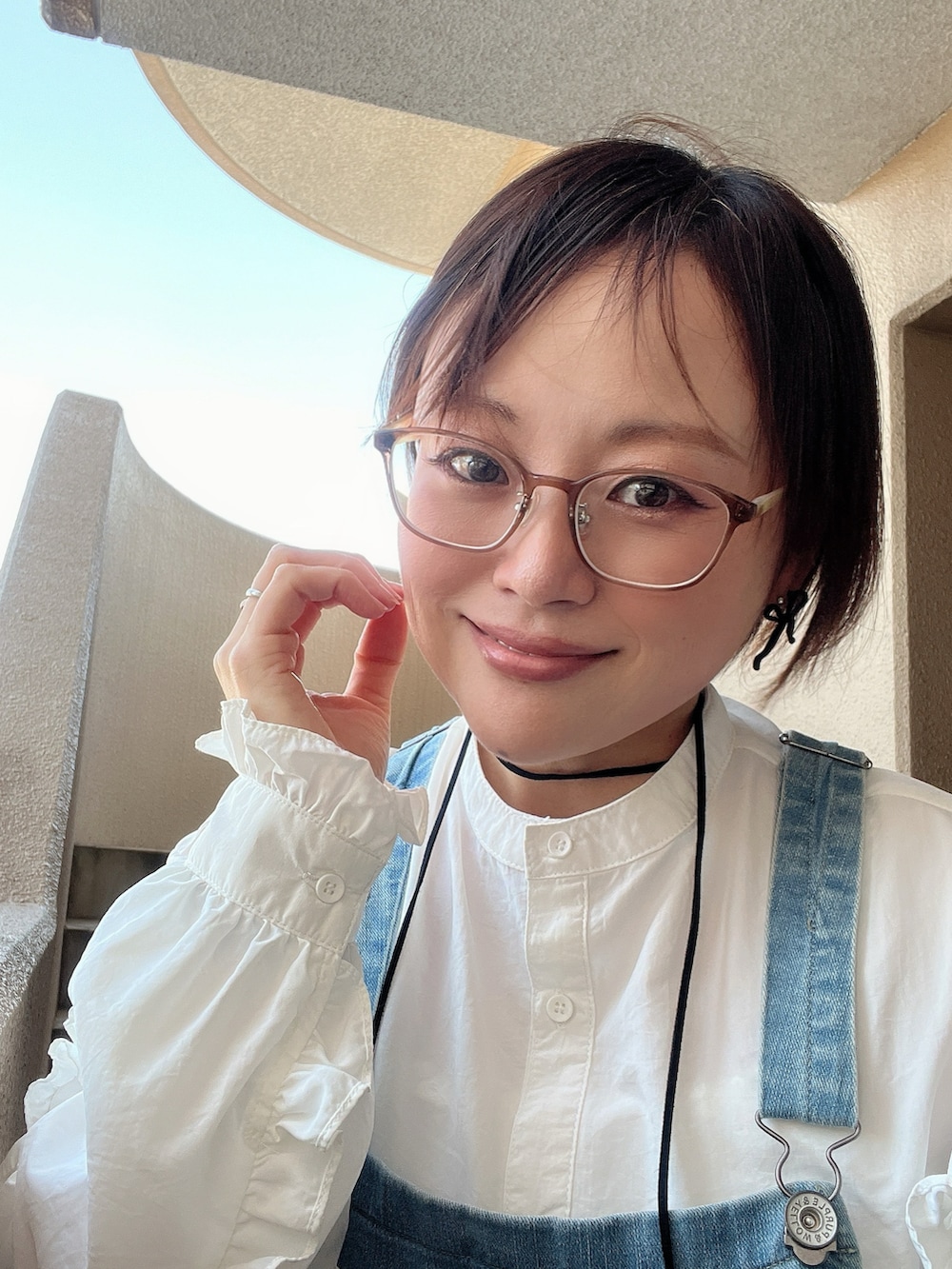 「デニム、古着MIX、大人カジュアル、スニーカー、コンバース、春のNewスタイル、低身長、アラフィフ、メガネ女子、おでかけコーデ、おしゃれさんと繋がりたい、スウィーツ同盟会」|「terraceのナイロン ラインフリルシャツブラウス(シャツ/ブラウス、ホワイト系)」を使った、akocoa♩¨̮·͜· ︎︎ ︎︎さん(レディース・153cm)の春コーディネートの2枚目の写真
