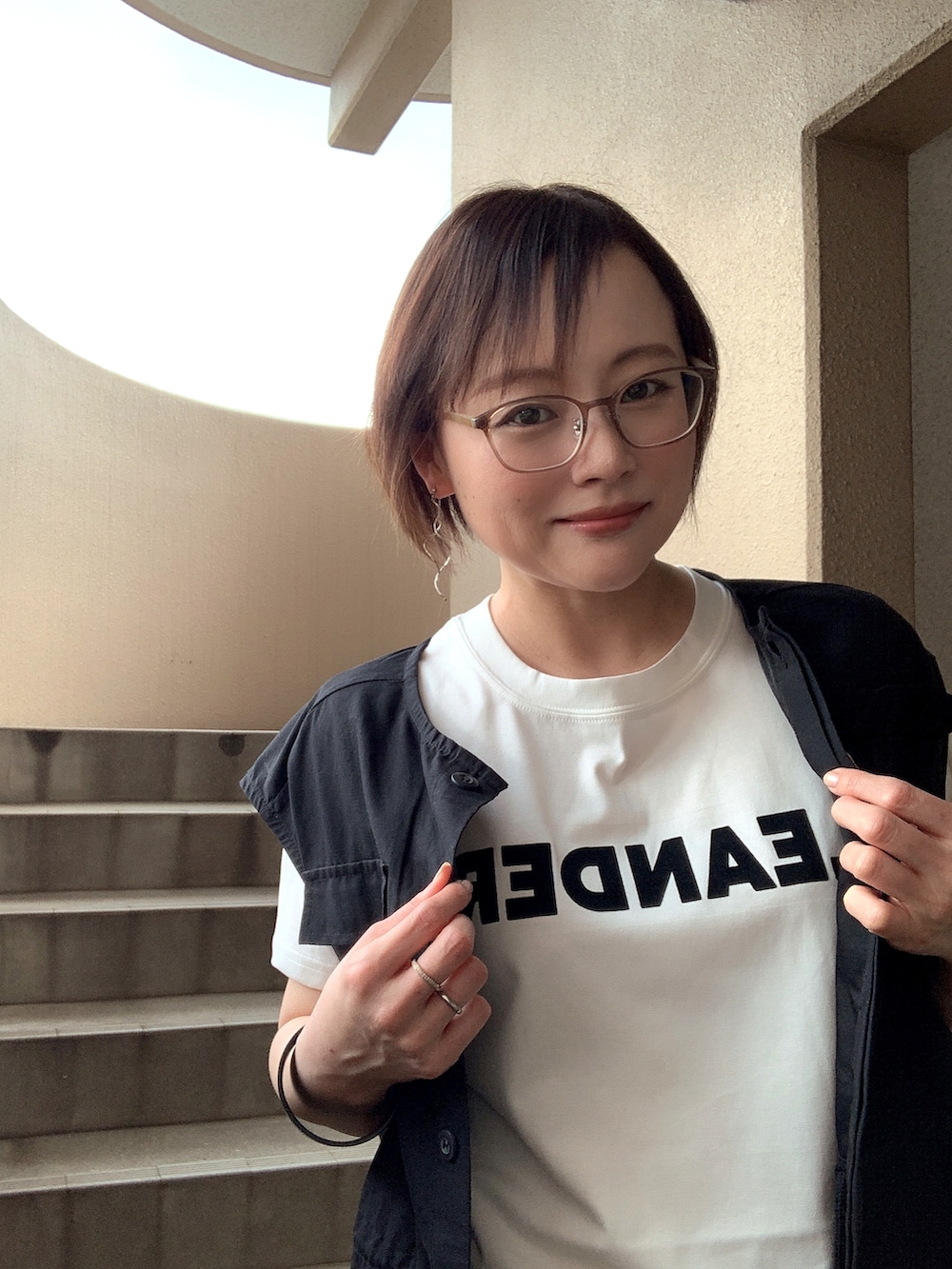 「モノトーン、Tシャツ、デニム、厚底サンダル、低身長、アラフィフ、メガネ女子、おしゃれさんと繋がりたい、夏コーデ、みんなの白Tフェス、スウィーツ同盟会」｜「Re:EDITの[新色追加][2023 SUMMER COLLECTION][接触冷感]フロッキーゴシックロゴTシャツ（Tシャツ/カットソー、ホワイト系）」を使った、akocoa♩¨̮·͜· ︎︎ ︎︎さん（レディース・153cm）の夏コーディネートの2枚目の写真