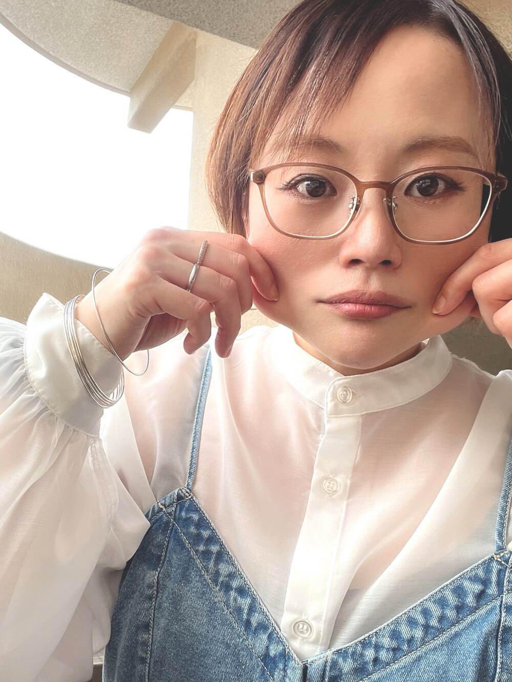 「休日スタイル、デニム、トートバッグ、スニーカー、低身長、アラフィフ、メガネ女子、おしゃれさんと繋がりたい、スウィーツ同盟会、ブラウス」|「moment+のスタンドカラーボリュームスリーブシアーシャツ(シャツ/ブラウス、ホワイト系)」を使った、akocoa♩¨̮·͜· ︎︎ ︎︎さん(レディース・153cm)の春コーディネートの4枚目の写真