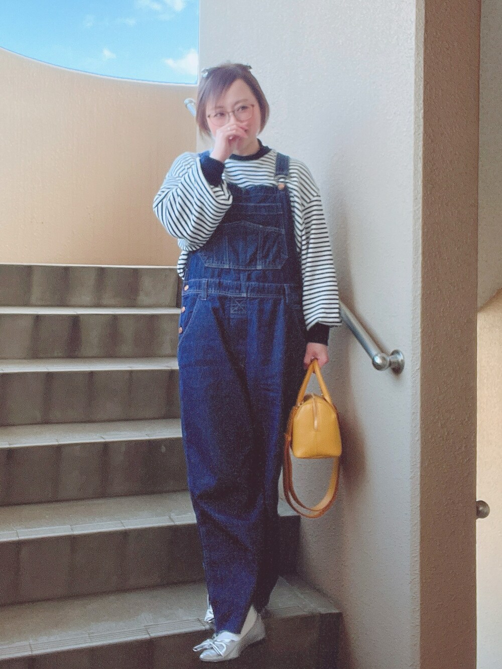「ラクチンコーデ、サロペット、デニム、ボーダー、低身長、アラフィフ、メガネ女子、おしゃれさんと繋がりたい」｜「Ungridの【WEB限定】スリーブボリュームワッフルロングスリーブTee（Tシャツ/カットソー、ブルー系）」を使った、akocoa♩¨̮·͜· ︎︎ ︎︎さん（レディース・153cm）の冬コーディネートの3枚目の写真