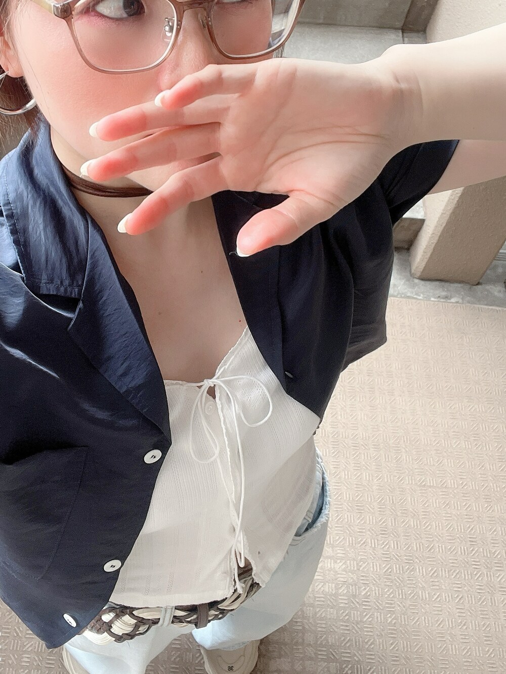 ブルー系のシャツ/ブラウス、ホワイト系のタンクトップ、ブルー系のデニムパンツを着用したレディースの夏コーディネートの2枚目の写真