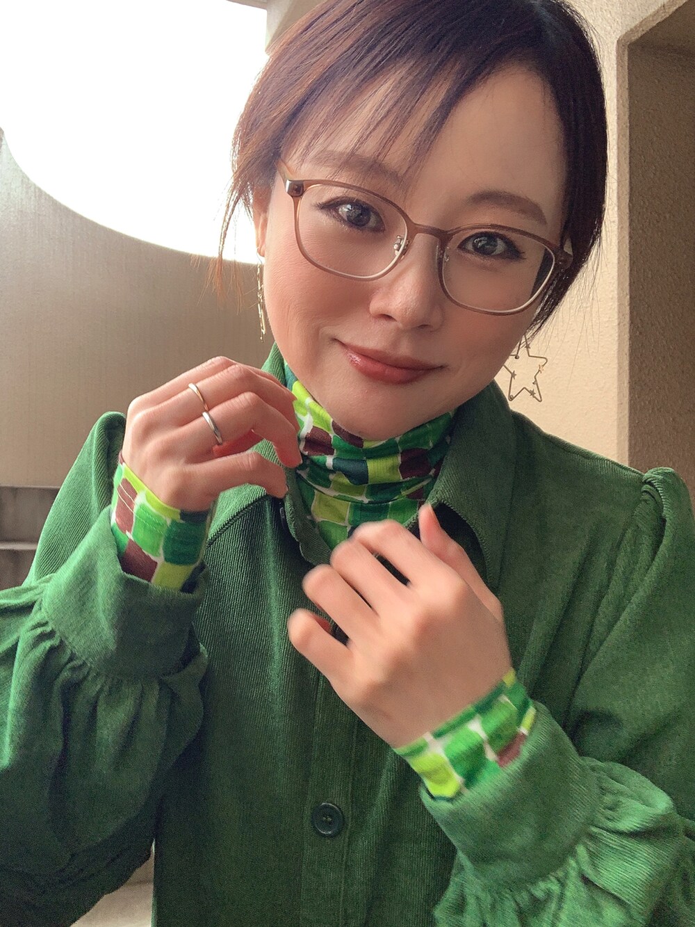 「コーデュロイ、ワンピース、タートルネック、ブーツ、マフラーぐるぐる、低身長、アラフィフ、メガネ女子、おしゃれさんと繋がりたい」｜「Diosfrontのコーデュロイパフスリーブシャツワンピース（ワンピース、グリーン系）」を使った、akocoa♩¨̮·͜· ︎︎ ︎︎さん（レディース・153cm）の冬コーディネートの3枚目の写真