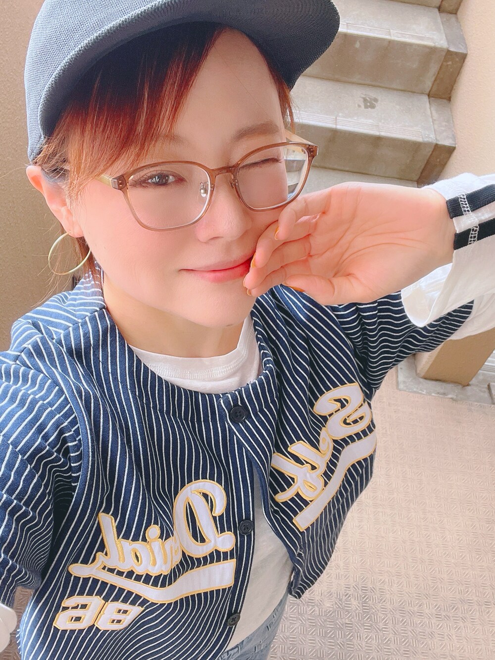 「デニム、レイヤードスタイル、秋コーデ、スポーツミックス、ブーツ、低身長、アラフィフ、メガネ女子、おしゃれさんと繋がりたい」｜「kutirのベースボールスウェットT（Tシャツ/カットソー、ブルー系）」を使った、akocoa♩¨̮·͜· ︎︎ ︎︎さん（レディース・153cm）の秋コーディネートの2枚目の写真
