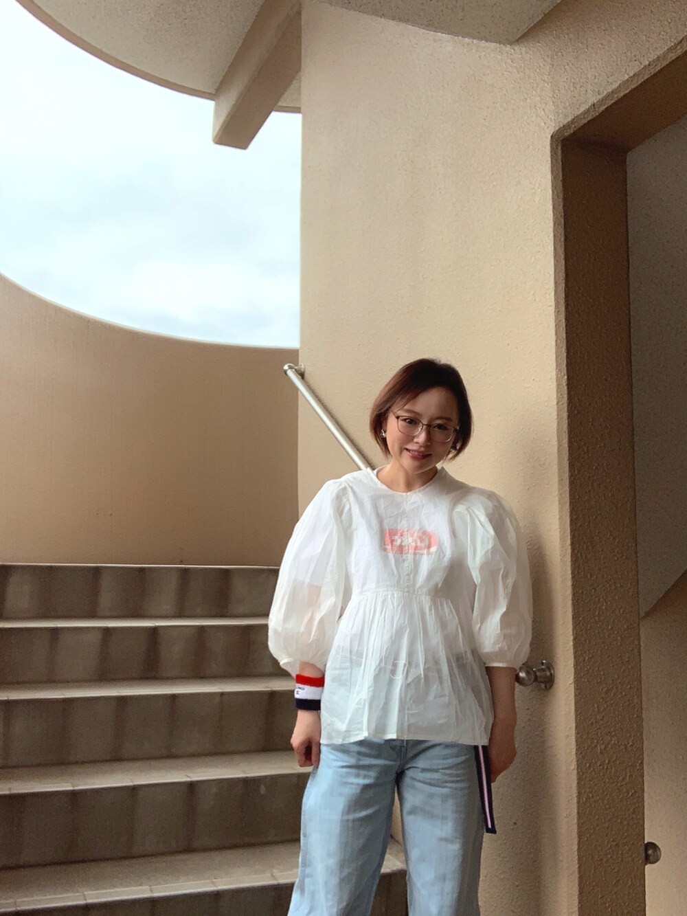 ホワイト系のシャツ/ブラウス、ホワイト系のTシャツ/カットソー、ブルー系のデニムパンツを着用したレディースの夏コーディネートの2枚目の写真