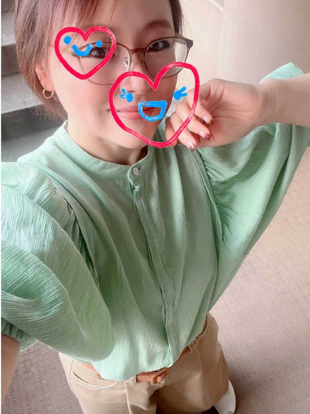 グリーン系のシャツ/ブラウス、ホワイト系のスニーカー、ホワイト系のキャミソールを着用したレディースの秋コーディネートの2枚目の写真