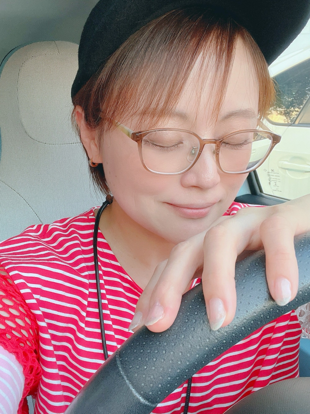 レッド系のTシャツ/カットソー、ブルー系のデニムパンツ、レッド系のスニーカーを着用したレディースの秋コーディネートの2枚目の写真