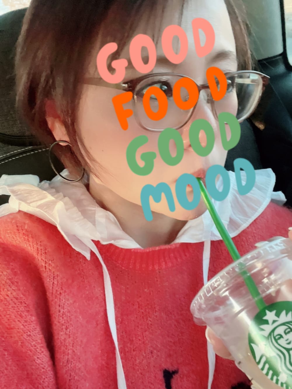 オレンジ系のニット/セーター、ホワイト系のシャツ/ブラウス、ブルー系のデニムパンツを着用したレディースの冬コーディネートの2枚目の写真