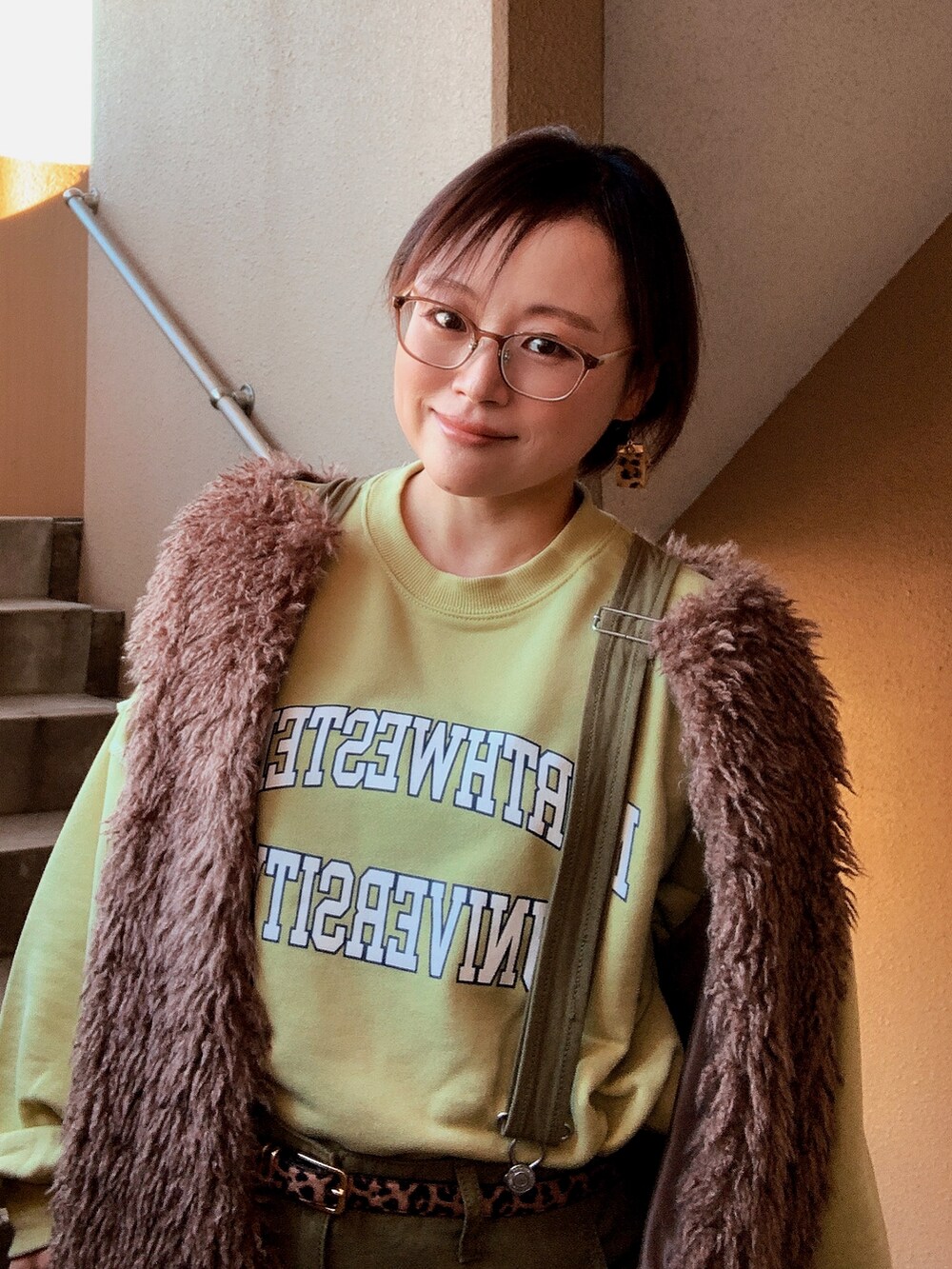 「プチプラ、古着MIX、スニーカー、ベスト、サロペット、スウェット、低身長、アラフィフ、メガネ女子、おしゃれさんと繋がりたい、ファッションを楽しもう、スウィーツ同盟会」｜「CORNERSのカレッジロゴルーズスウェット（スウェット、グリーン系）」を使った、akocoa♩¨̮·͜· ︎︎ ︎︎さん（レディース・153cm）の秋コーディネートの3枚目の写真
