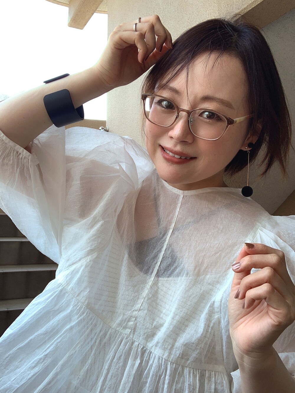 ホワイト系のシャツ/ブラウス、ベージュ系のキャミソール、ブラック系のキャミソールを着用したレディースの夏コーディネートの2枚目の写真