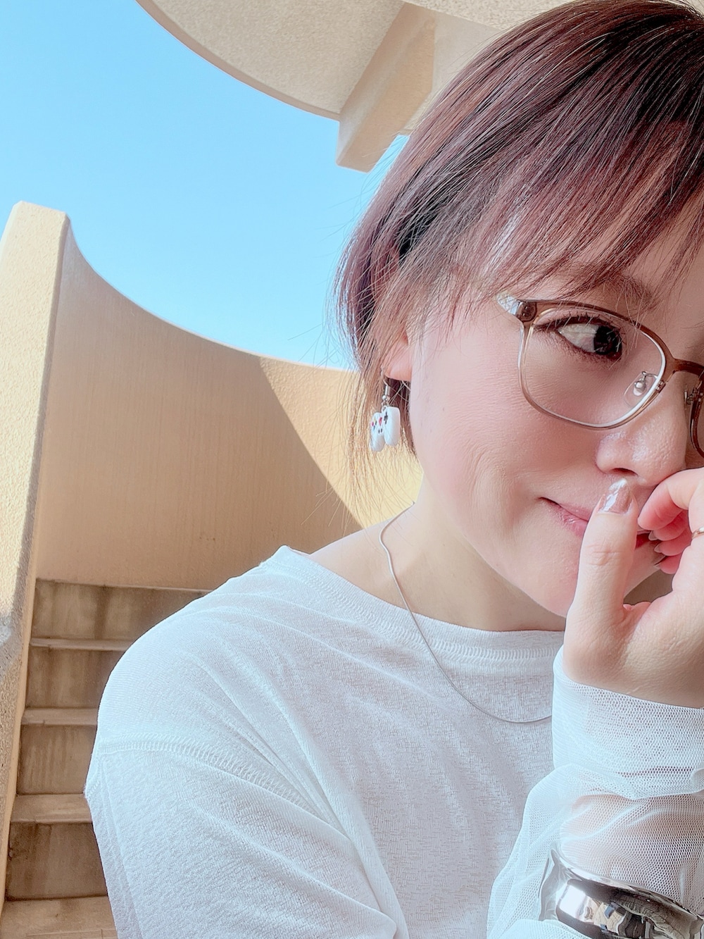 ホワイト系のTシャツ/カットソー、ホワイト系のタンクトップ、ブルー系のデニムパンツを着用したレディースの夏コーディネートの3枚目の写真