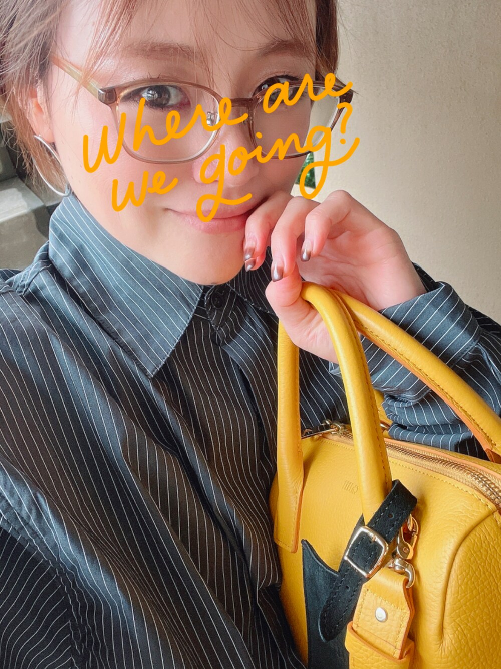 ブラック系のローファー、ブラック系のデニムパンツ、ブラック系のスニーカーを着用したレディースの秋コーディネートの2枚目の写真