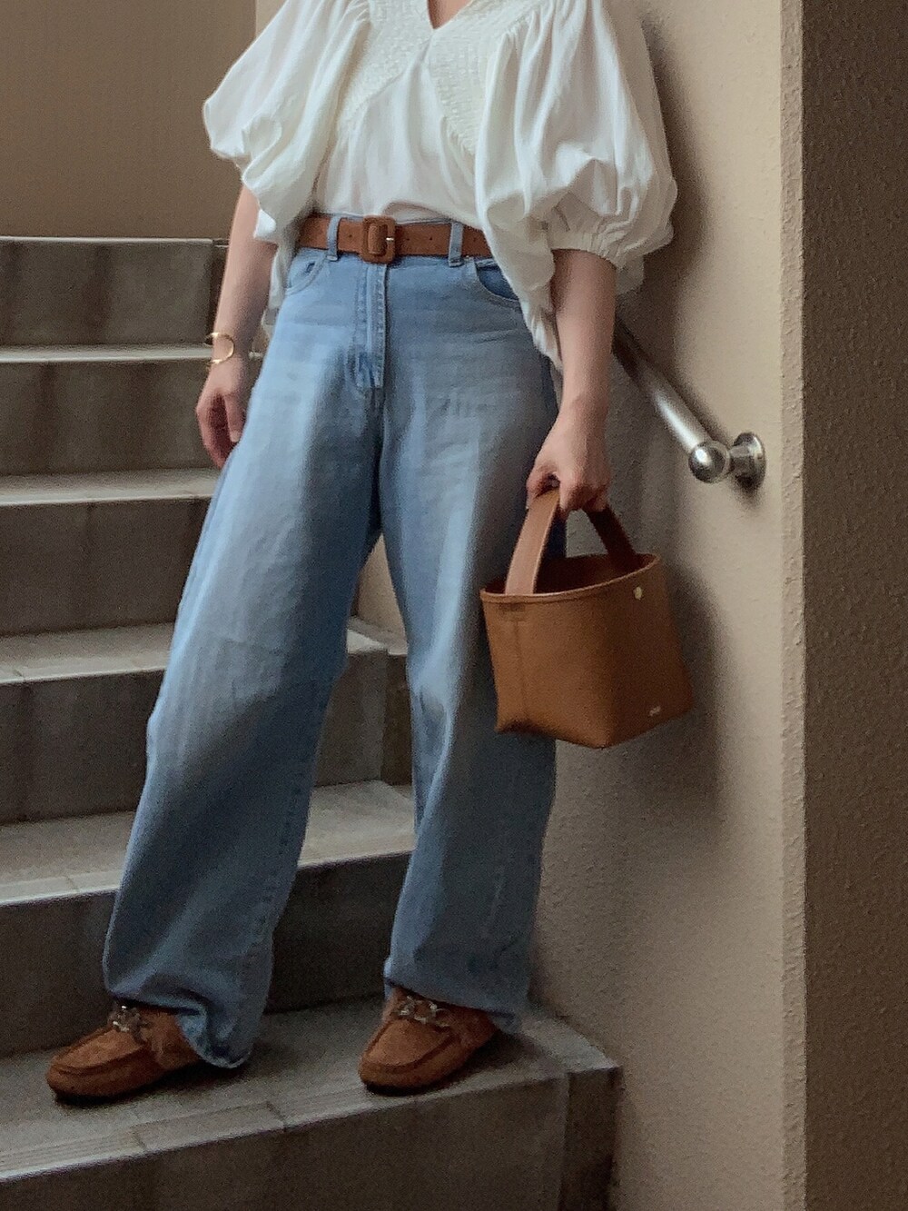 「ブラウン、デニム、ファー、ch!iiibag、秋服まるっと大公開、低身長、アラフィフ、メガネ女子、おしゃれさんと繋がりたい、シンプルコーデ、スウィーツ同盟会」|「Ungridのフロントギャザーハーフスリーブボリュームブラウス(シャツ/ブラウス、ホワイト系)」を使った、akocoa♩¨̮·͜· ︎︎ ︎︎さん(レディース・153cm)の秋コーディネートの3枚目の写真