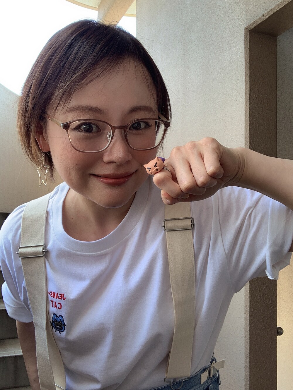 ホワイト系のTシャツ/カットソー、ブルー系のサロペット/オーバーオール、ホワイト系のスニーカーを着用したレディースの夏コーディネートの2枚目の写真
