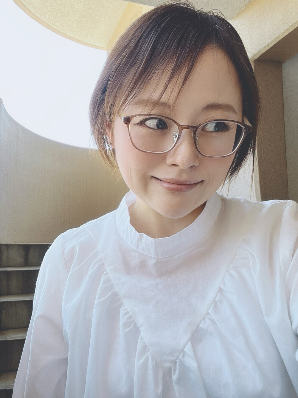 「スニーカー、きれいめカジュアル、古着MIX、シンプルコーデ、低身長、アラフィフ、メガネ女子、おしゃれさんと繋がりたい」｜「RAY CASSINのUSED スタンドカラーVデザインブラウス（シャツ/ブラウス、ホワイト系）」を使った、akocoa♩¨̮·͜· ︎︎ ︎︎さん（レディース・153cm）の春コーディネートの2枚目の写真