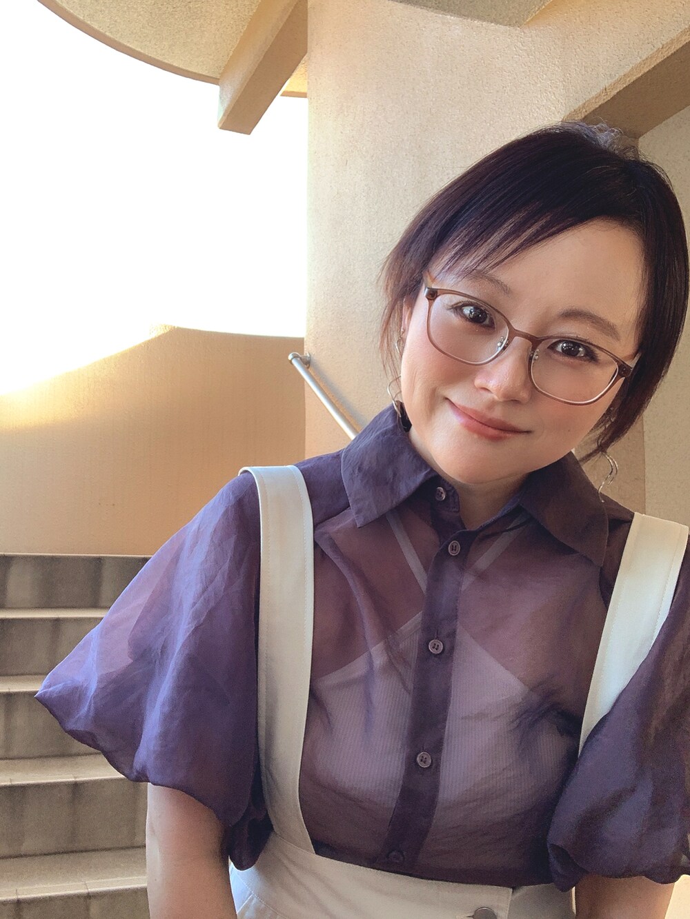 「サロペット、シアートップス、レイヤードスタイル、厚底シューズ、低身長、アラフィフ、メガネ女子、ブラウン、シャツスタイル、おしゃれさんと繋がりたい、スウィーツ同盟会、秋服まるっと大公開、ずり落ち族」|「byYOUANCEのリネンライクサロペット(サロペット/オーバーオール、ホワイト系)」を使った、akocoa♩¨̮·͜· ︎︎ ︎︎さん(レディース・153cm)の秋コーディネートの2枚目の写真