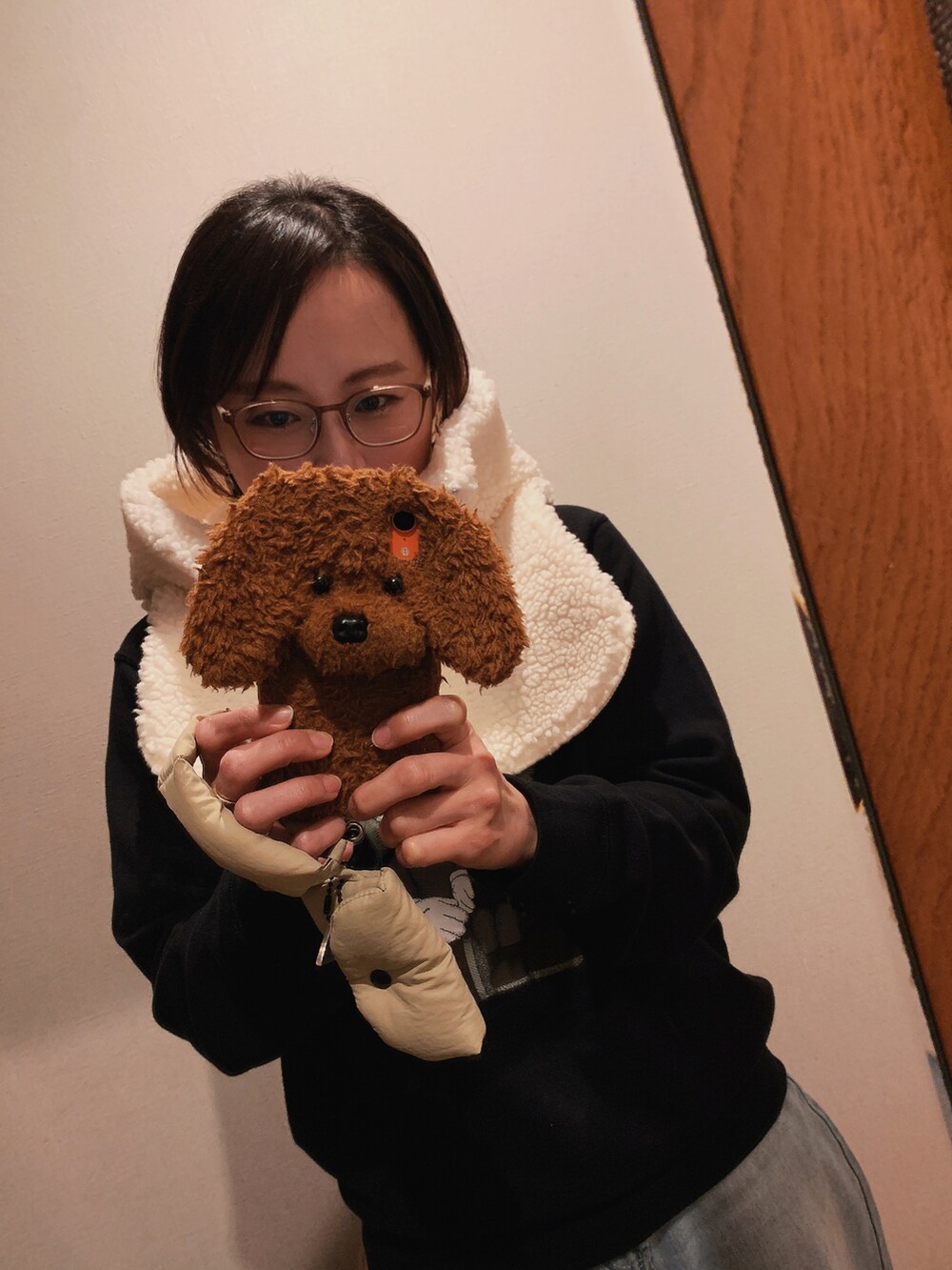 「デニム、ブーツ、スウェット、レイヤードスタイル、低身長、アラフィフ、メガネ女子、おしゃれさんと繋がりたい」｜「UNIQLOのKIDS カウズ スウェットシャツ(長袖)（スウェット、ブラック系）」を使った、akocoa♩¨̮·͜· ︎︎ ︎︎さん（レディース・153cm）の冬コーディネートの4枚目の写真