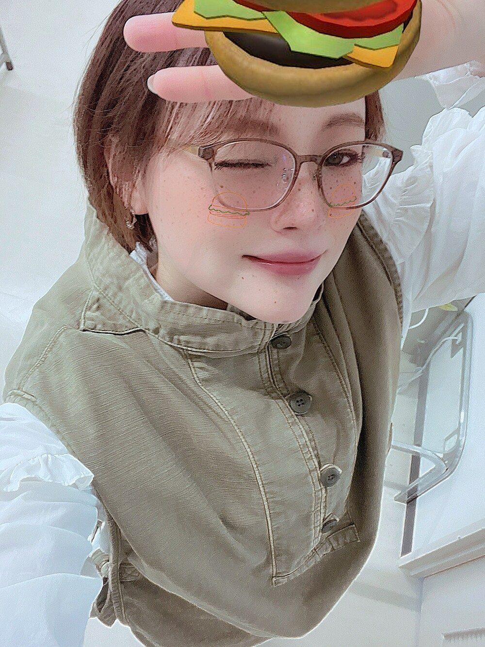 グリーン系のベスト、ホワイト系のシャツ/ブラウス、ブラック系のその他パンツを着用したレディースの秋コーディネートの2枚目の写真
