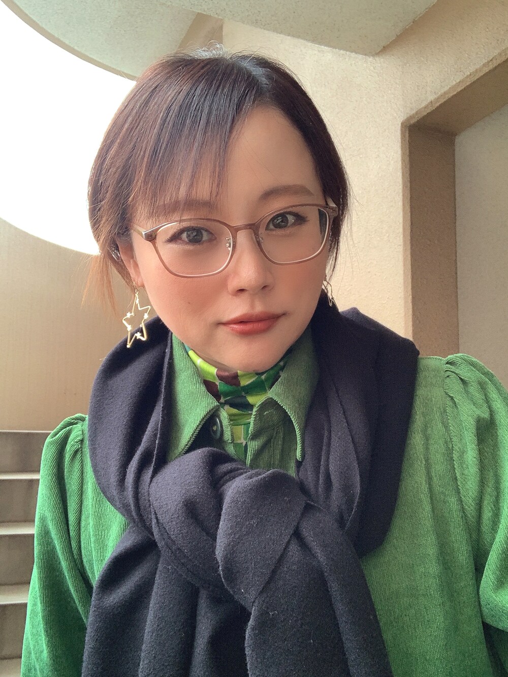 「コーデュロイ、ワンピース、タートルネック、ブーツ、マフラーぐるぐる、低身長、アラフィフ、メガネ女子、おしゃれさんと繋がりたい」｜「Diosfrontのコーデュロイパフスリーブシャツワンピース（ワンピース、グリーン系）」を使った、akocoa♩¨̮·͜· ︎︎ ︎︎さん（レディース・153cm）の冬コーディネートの2枚目の写真