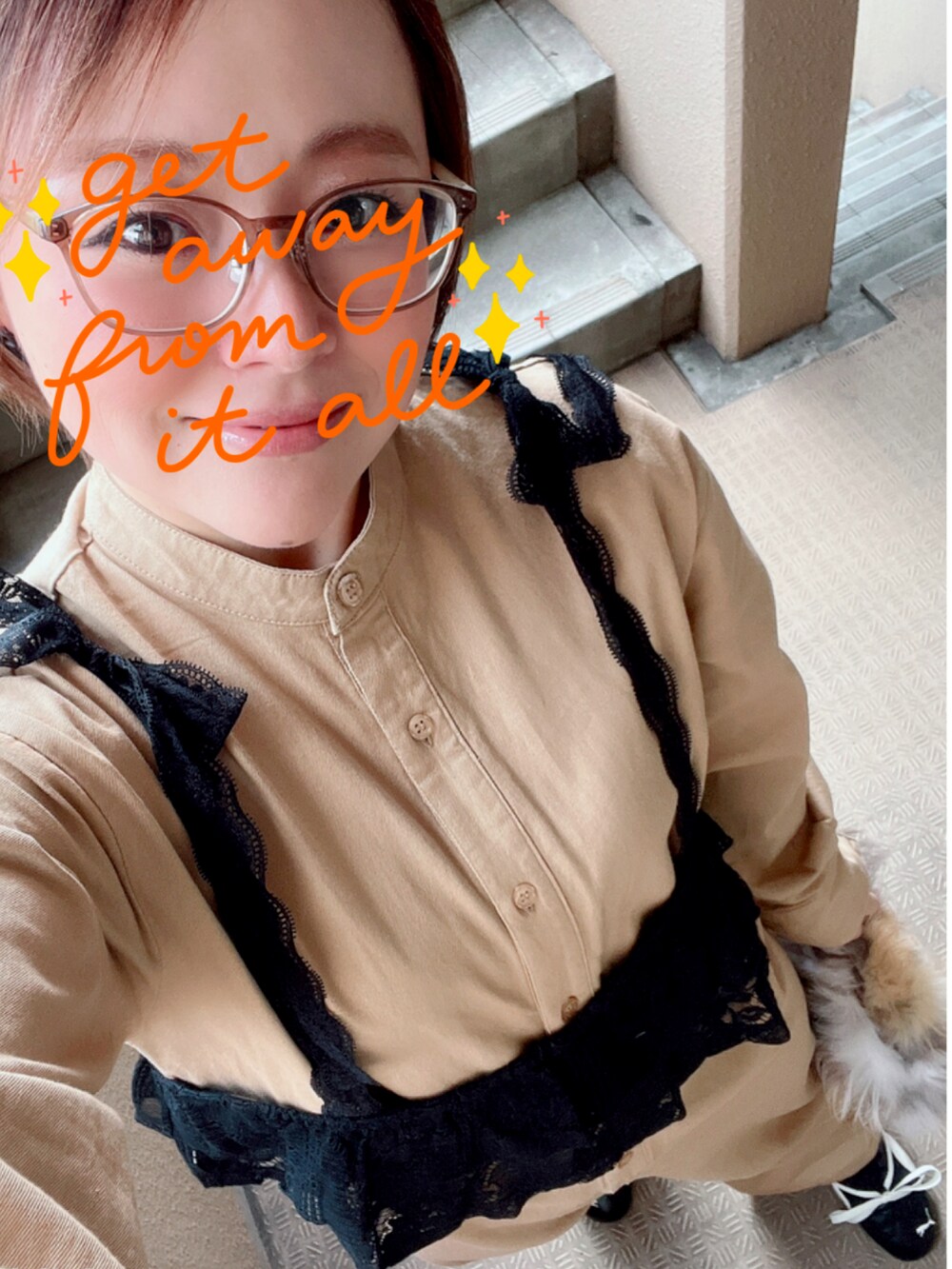 ブラック系のキャミソール、ブラック系のスニーカー、ブラウン系のクラッチバッグを着用したレディースの秋コーディネートの2枚目の写真