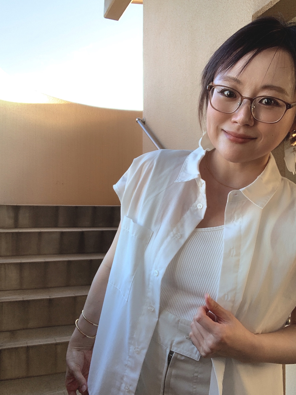 「サロペット、ワントーンコーデ、厚底シューズ、低身長、アラフィフ、メガネ女子、きれいめカジュアル、お洒落さんとつながりたい、スウィーツ同盟会、ずり落ち族」|「moment+のT/Cシャンブレー フレンチスリーブシャツ(シャツ/ブラウス、ホワイト系)」を使った、akocoa♩¨̮·͜· ︎︎ ︎︎さん(レディース・153cm)の秋コーディネートの2枚目の写真