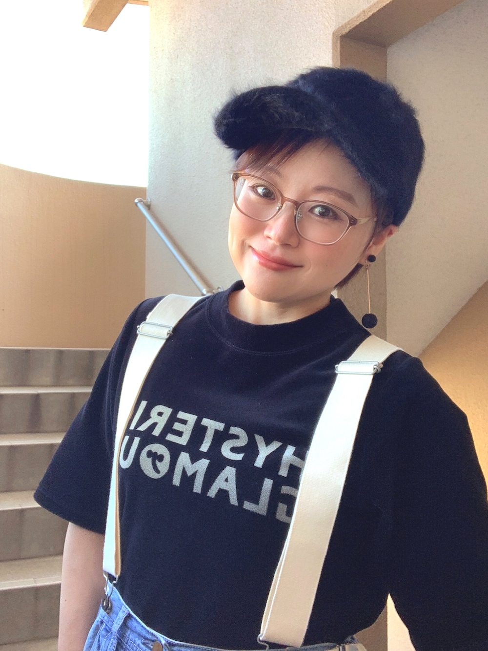 ブラック系のTシャツ/カットソー、ブルー系のサロペット/オーバーオール、ブラック系のブーツを着用したレディースの秋コーディネートの3枚目の写真