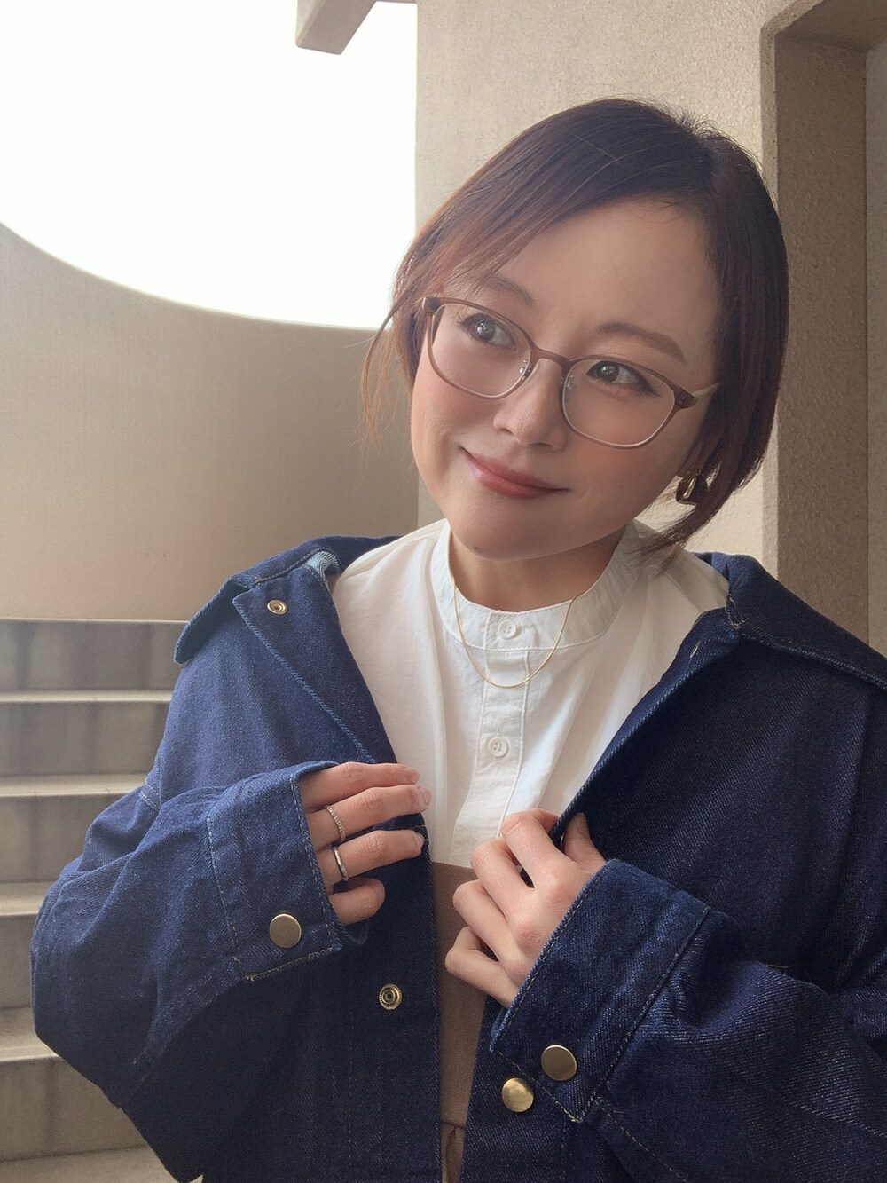 「デニム、レイヤードスタイル、スニーカー、コンバース、休日スタイル、低身長、アラフィフ、メガネ女子、おしゃれさんと繋がりたい」｜「hunchのhunch 10.5ozデニム　BIGカラーオーバーGジャン（デニムジャケット、ブルー系）」を使った、akocoa♩¨̮·͜· ︎︎ ︎︎さん（レディース・153cm）の冬コーディネートの2枚目の写真
