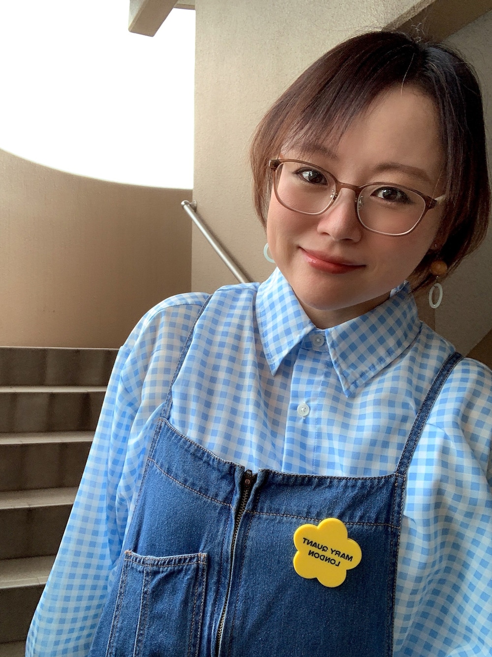 「サロペット、デニム、シアーシャツ、ラクチンコーデ、コンバース、低身長、アラフィフ、メガネ女子、おしゃれさんと繋がりたい、このスタイルがお気に入り」｜「Samansa Mos2 blueのECO DENIM サロペット（サロペット/オーバーオール、ブルー系）」を使った、akocoa♩¨̮·͜· ︎︎ ︎︎さん（レディース・153cm）の夏コーディネートの2枚目の写真
