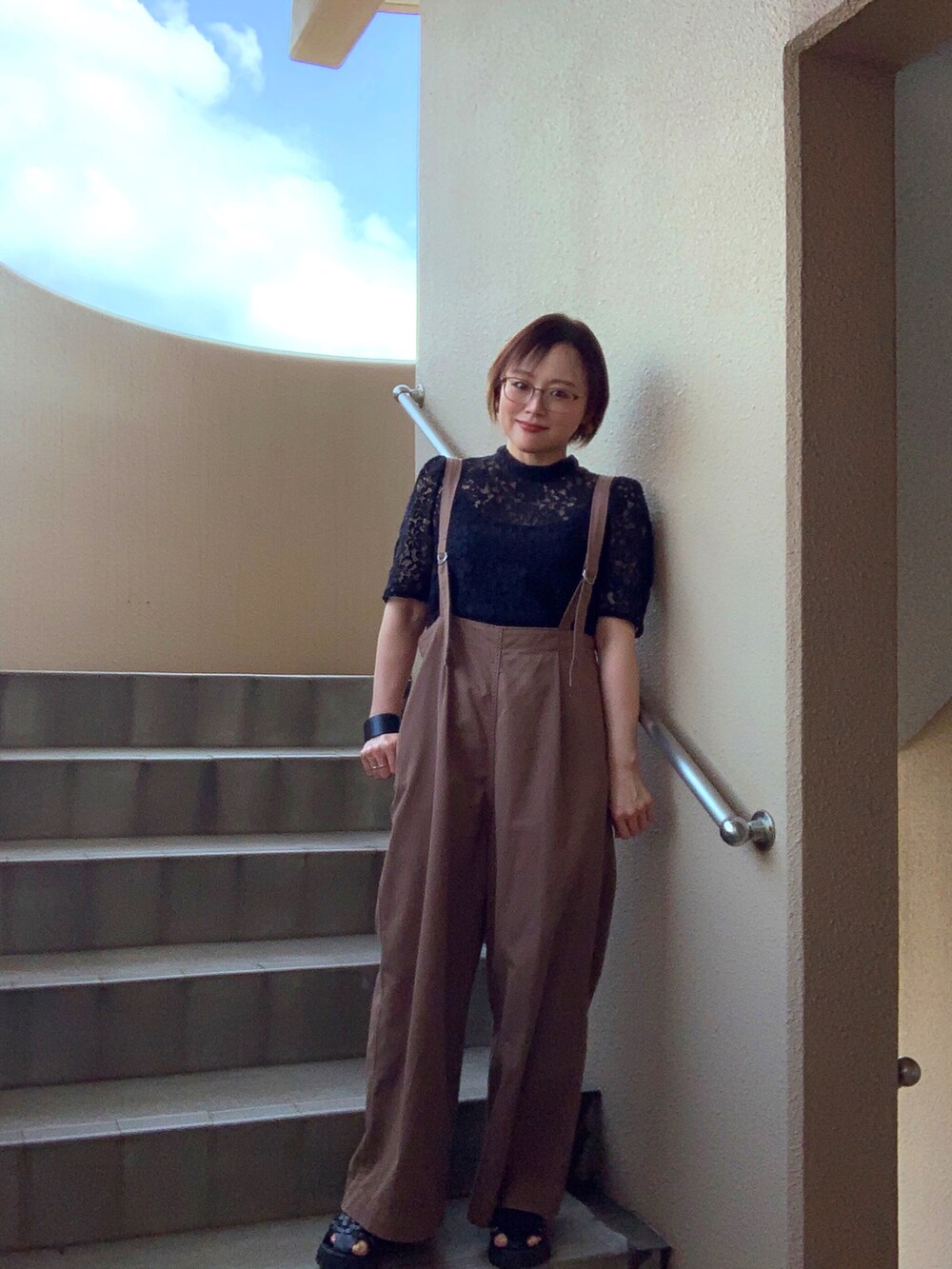 ブラック系のシャツ/ブラウス、ブラウン系のその他パンツ、ブラック系のサンダルを着用したレディースの夏コーディネートの2枚目の写真