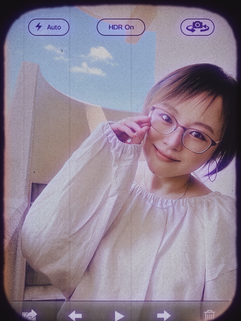 「デニム、淡色コーデ、スニーカー、コンバース、お出かけコーデ、低身長、アラフィフ、メガネ女子、おしゃれさんと繋がりたい」｜「Ungridのボリュームショートブラウス（シャツ/ブラウス、ホワイト系）」を使った、akocoa♩¨̮·͜· ︎︎ ︎︎さん（レディース・153cm）の春コーディネートの4枚目の写真